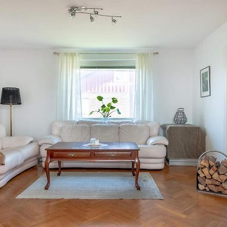 White & Bright Room In A Shared Apartment Gothenburg Exterior photo