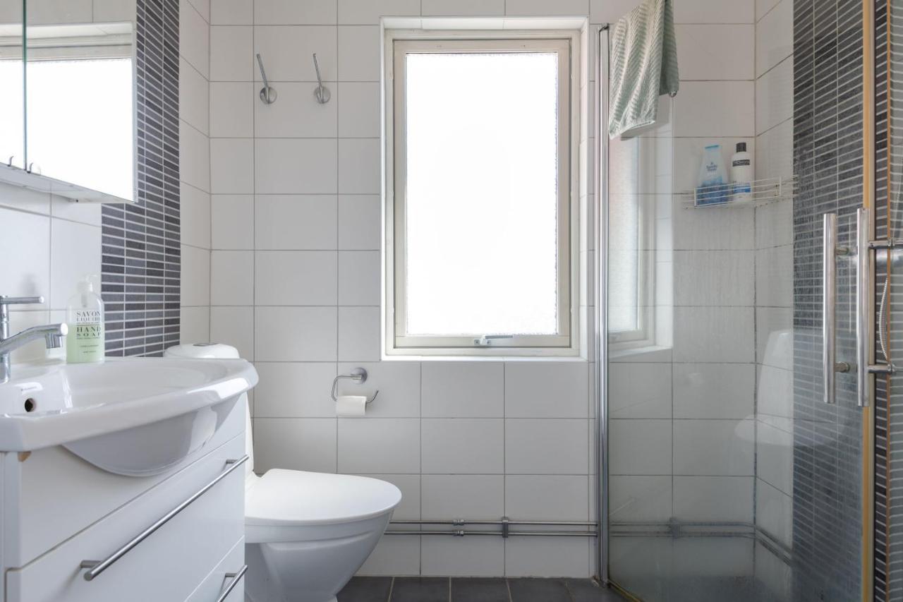 White & Bright Room In A Shared Apartment Gothenburg Exterior photo